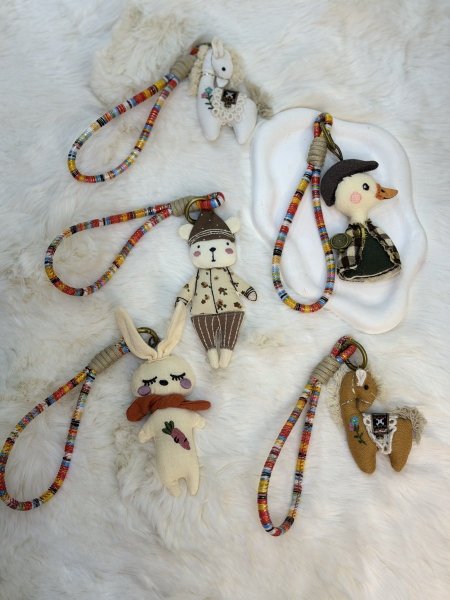 تشارمز شنطة بسلسلة ملونة