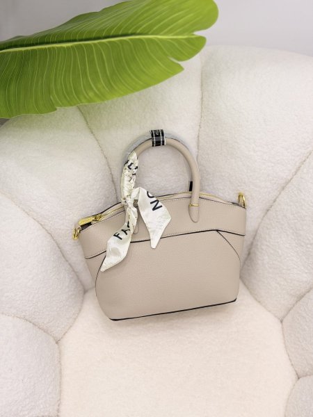 شنطة Tote - شبرة ع اليد