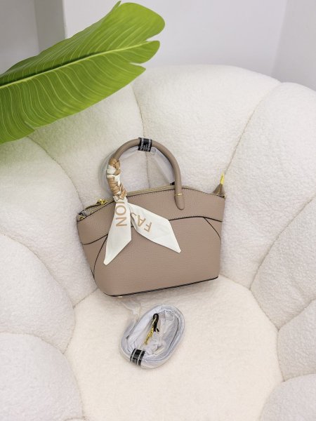 شنطة Tote مع شبرة ع اليد