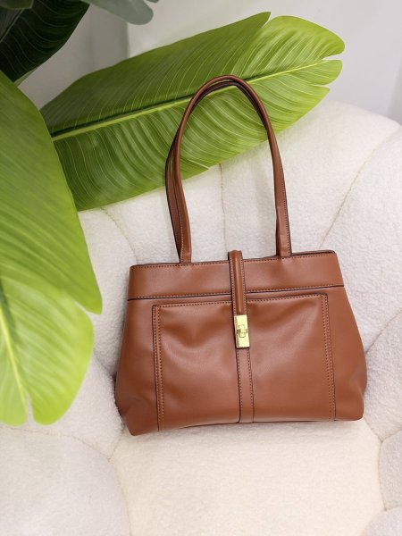 شنطة Tote بقفل ذهبي