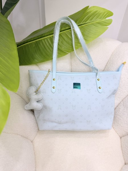 شنطة كتف Printed Tote مع تشارمز