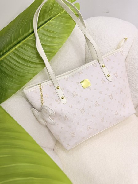 شنطة كتف Printed Tote مع تشارمز