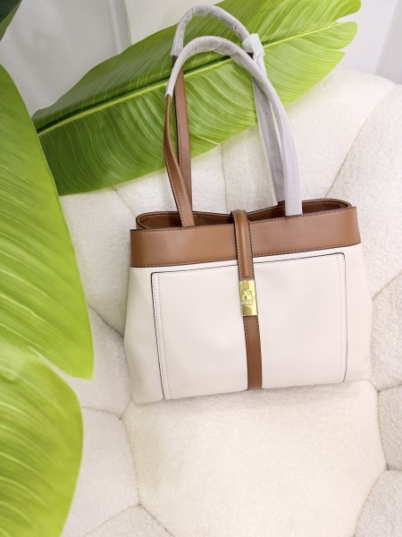 شنطة Tote بقفل ذهبي