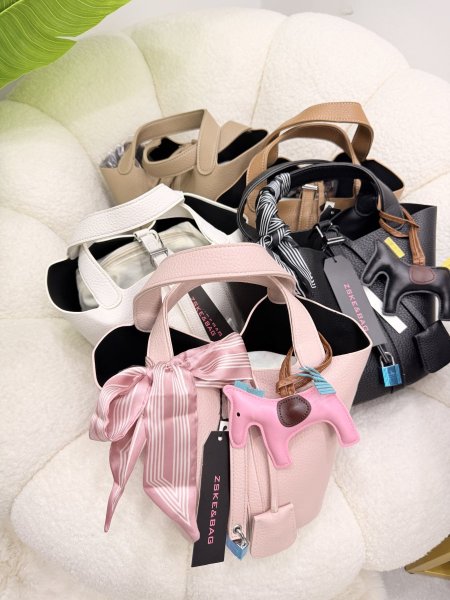 شنطة يد معها سكارف شبرة وتشارمز حصان وجزدان داخلي - بدون ستراب