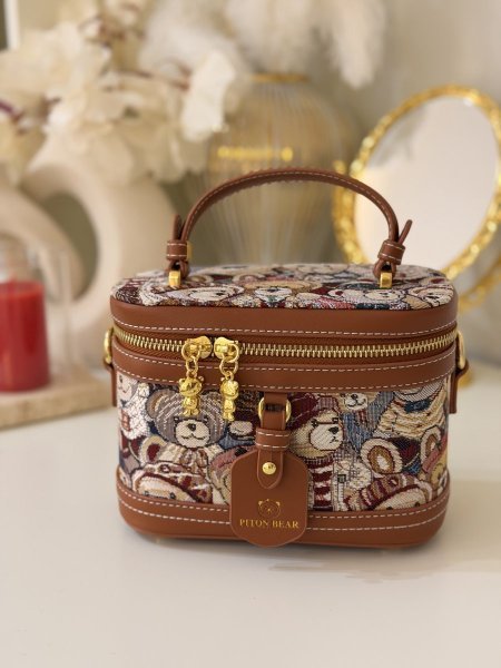 شنطة تطريز Bear 🐻 - شكلٍ مربع