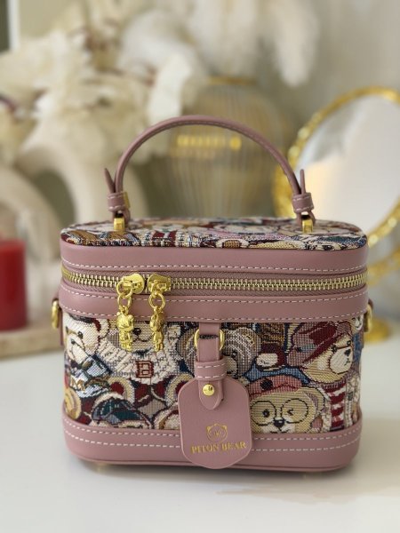 شنطة تطريز Bear 🐻 - شكلٍ مربع