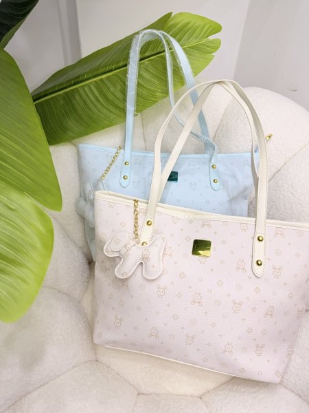 شنطة كتف Printed Tote مع تشارمز