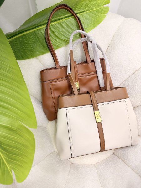 شنطة Tote بقفل ذهبي